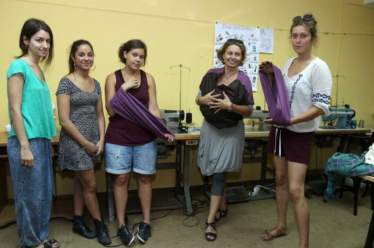Φτιάχνουν μάρσιπους για τους πρόσφυγες