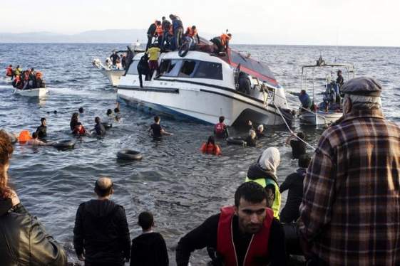 Ενώ η θάλασσα ξεβράζει νεκρούς, Γιούνκερ και Τουσκ επιχαίρουν για την πρόοδο στο προσφυγικό