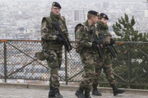 Ο Ολάντ θέλει μονιμοποιήση της κατάστασης έκτακτης ανάγκης