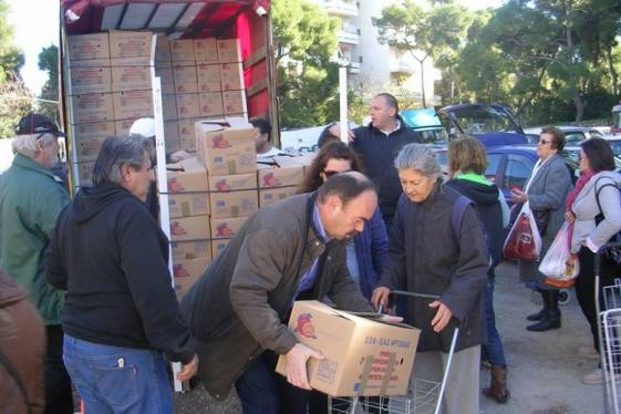 Διανομή πορτοκαλιών από το Κοινωνικό Παντοπωλείο