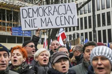 Μεγάλες αντικυβερνητικές διαδηλώσεις στην Πολωνία