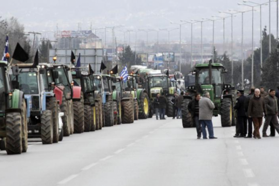 Ζεσταίνουν τις μηχανές των τρακτέρ τους οι αγρότες στην Αρκαδία