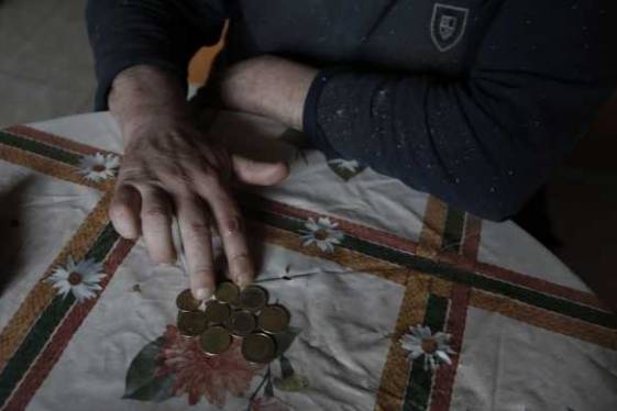 Ένα στα δύο νοικοκυριά στηρίζεται στη σύνταξη