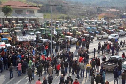 Στα δύο η χώρα – 8ωρος αποκλεισμός στα Τέμπη