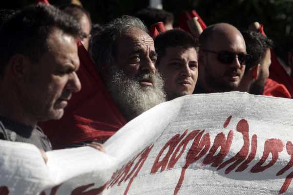 Στον Καιάδα οι επικουρικές – μείωση της «οροφής» για τις κύριες συντάξεις