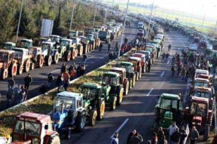 Οι αγρότες κλιμακώνουν τις κινητοποιήσεις τους