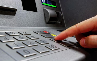 Βάζουν φόρο ακόμη και στις αναλήψεις μετρητών από τα ATM