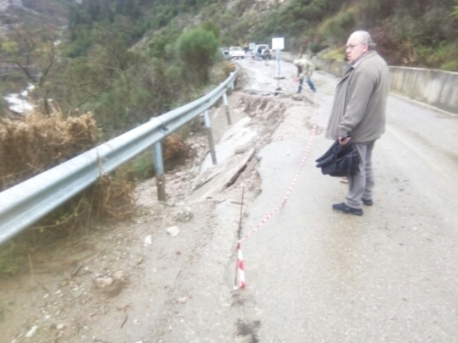 Καθαρίζεται το επαρχιακό δίκτυο της Π.Ε. Αιτωλοακαρνανίας από κατολισθήσεις λόγω καιρού