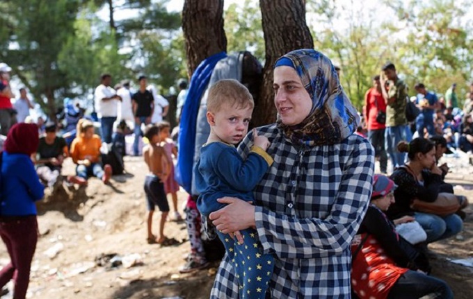 Aκέφαλη η κοινωνία αντιστέκεται
