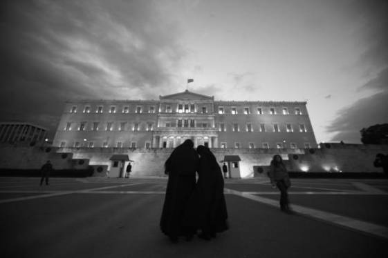 Μεγάλη Πέμπτη η χώρα επί ξύλου κρεμάμενη…