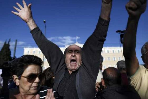Τα 8 νέα μέτρα με τέλη σε τσιγάρα, κινητά και καύσιμα