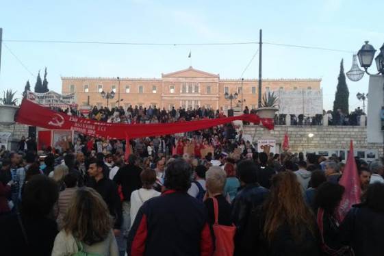 Κατάμεστο το Σύνταγμα και η κυβέρνηση μιμήθηκε τις προηγούμενες για να διαλύσει τον κόσμο
