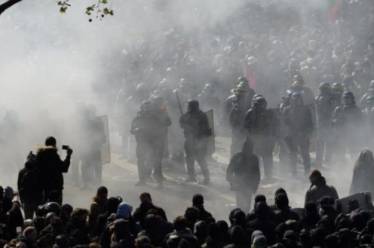 Το Παρίσι φλέγεται, η Αθήνα «καίγεται»