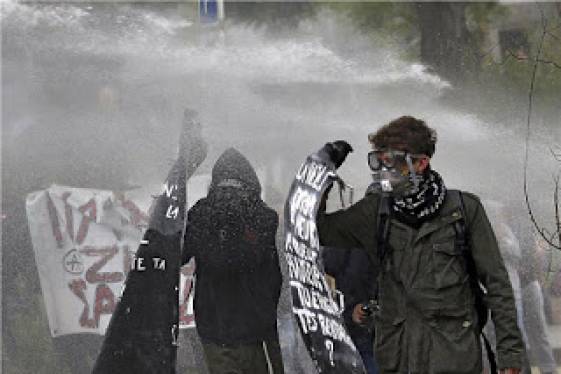 Η Γαλλία φλέγεται … τα ΜΜΕ “αγρόν ηγόρασαν”