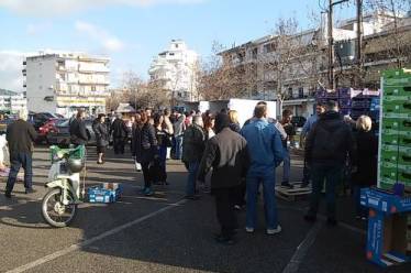 Διανομή φρούτων (μήλα) στο Αγρίνιο