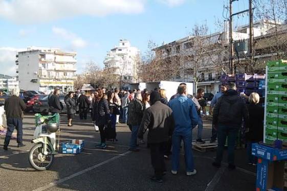 Διανομή φρούτων σε δικαιούχους