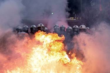 Πάρτε τα όλα! Αν αντέξουμε τότε θα ξεκινήσει το γλέντι…