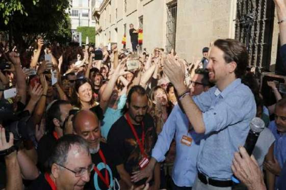 Την Κυριακή οι ισπανικές εκλογές με Podemos και Σοσιαλιστές να «βλέπουν» κυβέρνηση