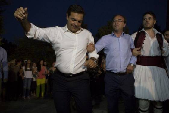 Kαι ο Τσίπρας σαν σωστός εθνάρχης χορευταράς τα έσπασε 15αυγουστο στο χωριό του στην Άρτα