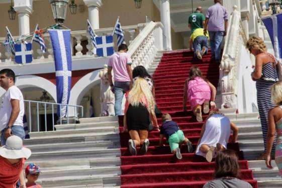 Οι “βανδαλισμοί” των αντιεξουσιαστών και το “Ιερόν κατάστημα” της Τήνου