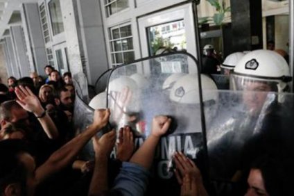 Μπλόκο στους πλειστηριασμούς