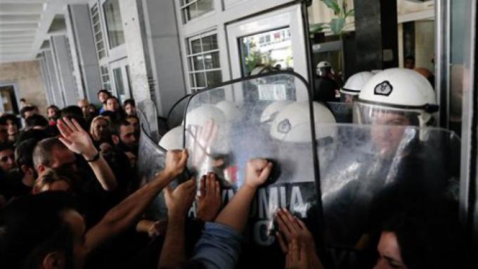 Μπλόκο στους πλειστηριασμούς