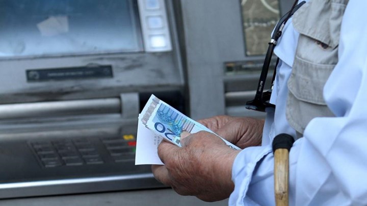 Στην «πρέσα» οι συντάξεις των δημοσίων υπαλλήλων