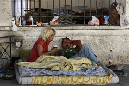 Τι είσαι όταν αρπάζεις κουβέρτες αστέγων;