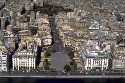 Πρόκληση Μπουτάρη: Χριστουγεννιάτικος στολισμός της Θεσσαλονίκης με χορηγούς Coca Cola…