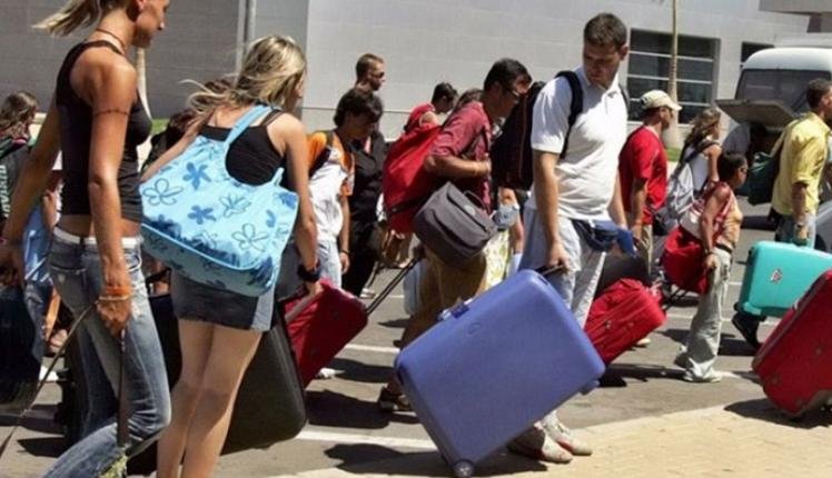 Οι τουρίστες έρχονται αλλά… χωρίς τα λεφτά τους