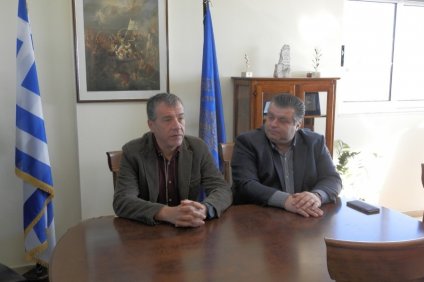 Συνάντηση Καραπάνου με Θεοδωράκη