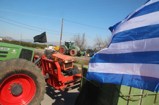 Στο δρόμο οι αγρότες: Κλειστή η Αθηνών – Κορίνθου, τρακτέρ στη Βέροια, μπλόκα στην Ηλεία και Ζάκυνθο