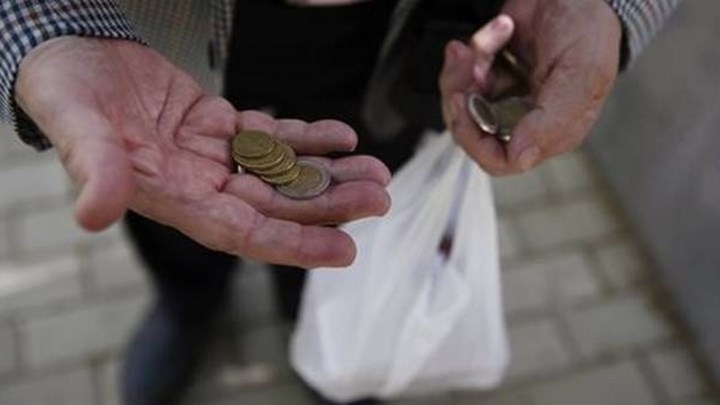 Η τρόικα «κόβει» όλα τα μέτρα με κοινωνικό πρόσημα
