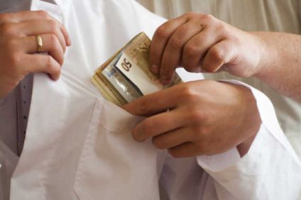 Δ. Αθηναίων: Συνελήφθη γιατρός δημοτικού ιατρείου γιατί ζήτησε “φακελάκι”