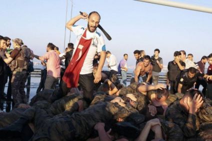 Όταν εμείς κάναμε δημοψηφίσματα, αυτοί ήταν στα δέντρα