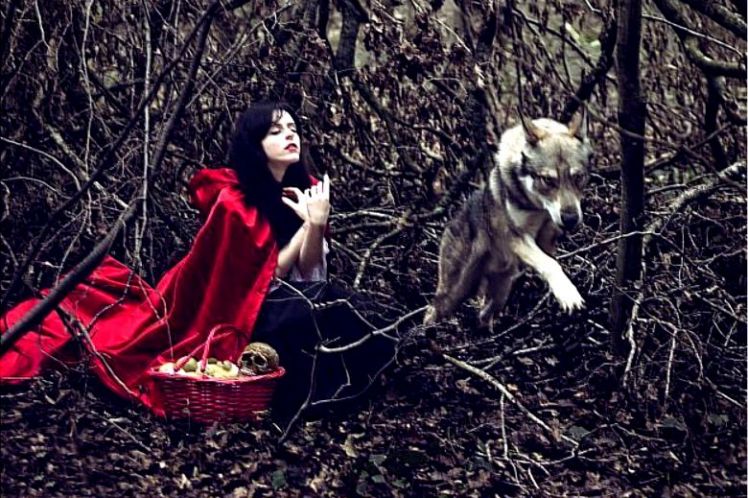 Woman in red (ή αλλιώς κοκκινοσκουφίτσα)