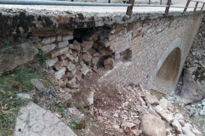 Το “πληγωμένο” πετρογέφυρο στο ορεινό Θέρμο