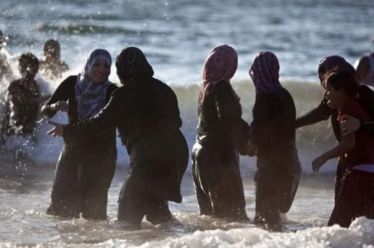 Γαλλία: Συνελήφθησαν 10 γυναίκες που σχεδίαζαν να κάνουν μπάνιο φορώντας…