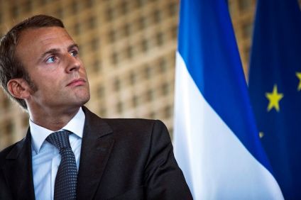 Το Ποτάμι έφτιαξε αφίσες με καρδούλες για τον γάλλο υποψήφιο…