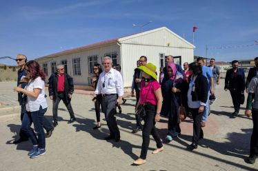Ο Βαρεμένος σε πρόσφυγες στα σύνορα Τουρκίας Συρίας