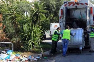 Με τους σκουπιδιάρηδες ή με τα σκουπίδια;