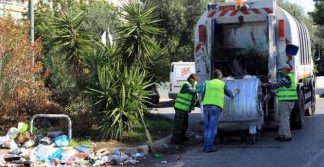 Με τους σκουπιδιάρηδες ή με τα σκουπίδια;