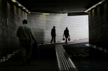 Ανάπτυξη με μισό μισθό, μισή ασφάλιση και… τίκετς