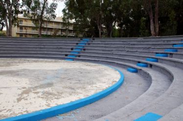 Ξήλωσαν όλα τα καθίσματα (550) στο θεατράκι του λιμανιού