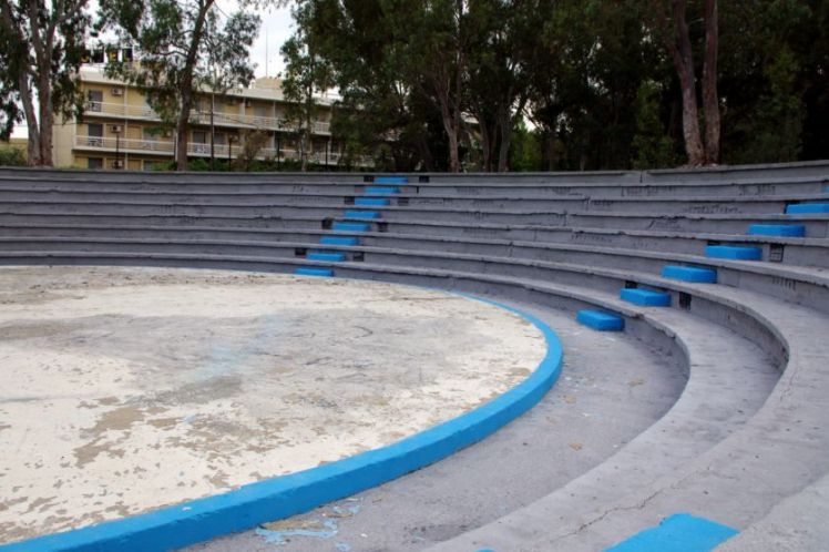 Ξήλωσαν όλα τα καθίσματα (550) στο θεατράκι του λιμανιού