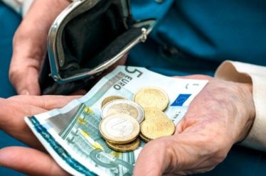 Πότε θα καταβληθούν οι συντάξεις του Αυγούστου