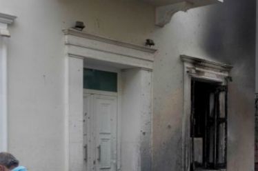 Επίθεση με μολότοφ σε αστυνομικούς έξω από το σπίτι του…