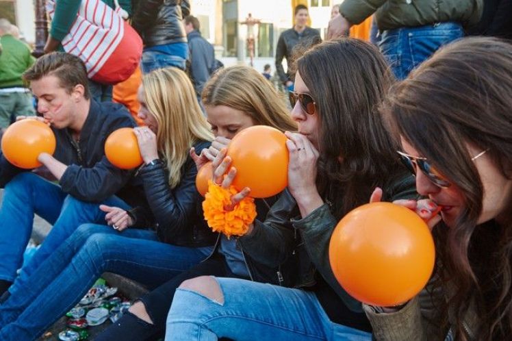 Τι ακριβώς είναι το αέριο του γέλιου, το νέο επικίνδυνο ναρκωτικό
