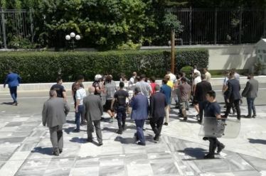 Εισβολή Ρουβίκωνα στη Βουλη πριν από λίγο – Αιφνιδιάστηκαν οι…