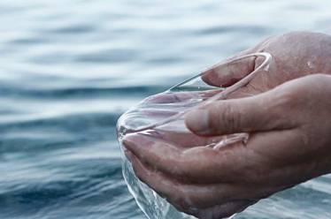 Οι θαυματουργές επιδράσεις της θάλασσας στην υγεία μας